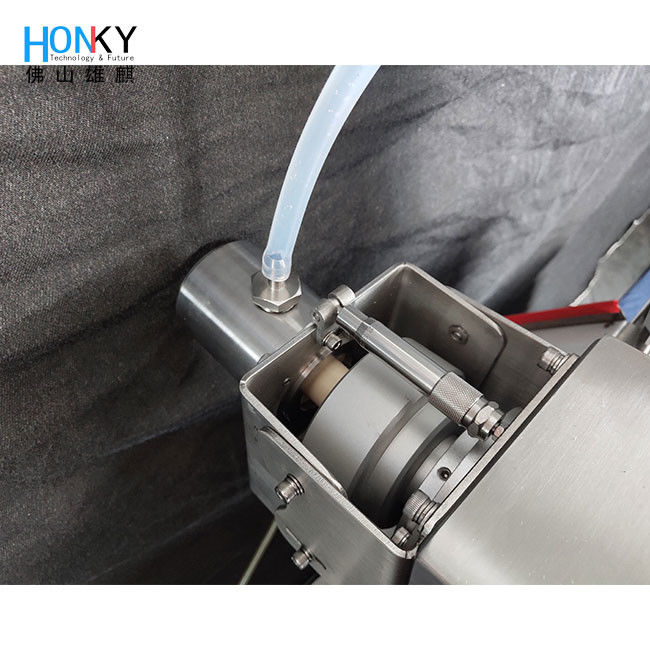 Desktop Type Full Automatic 40BPM 2ml Reagent Tube Filling And Capping Machine met robotarm systeem voor het reagens vullen