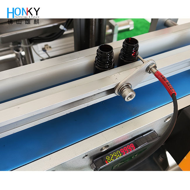 Desktop Type Small Batch Manufacturing Liquid Cream Filling Machine Withc Conveyor For Cosmetic Small Batch Packing